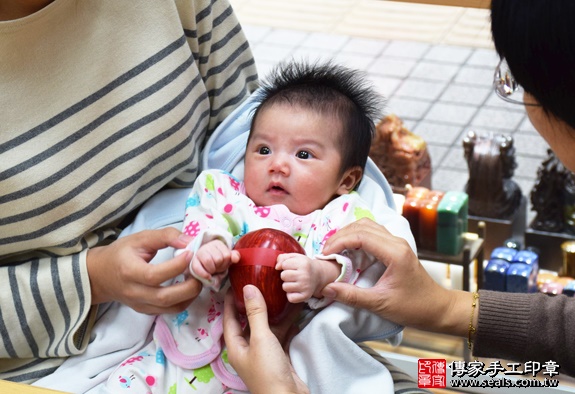 剃胎毛、滿月剃頭、嬰兒剃頭、嬰兒理髮、嬰兒剃髮、嬰兒剃胎毛、嬰兒滿月剃頭、寶寶剃頭、剃胎毛儀式、剃胎毛吉祥話、滿月剃頭儀式、滿月剃頭吉祥話、寶寶剃胎毛、寶寶滿月剃頭理髮、 新竹香山區剃胎毛、新竹香山區滿月剃頭、新竹香山區嬰兒剃頭剃胎毛、新竹香山區嬰兒理髮、新竹香山區嬰兒剃髮、曾寶寶(新竹香山區嬰兒寶寶滿月剃頭理髮、免費嬰兒剃胎毛儀式吉祥話)。中國風會場，爸媽寶貝免費穿「日中韓」古裝禮服。專業拍照、DVD光碟、證書。★購買「臍帶章、肚臍章、胎毛筆刷印章」贈送：剃頭、收涎、抓周，三選一。2015.12.21 照片7